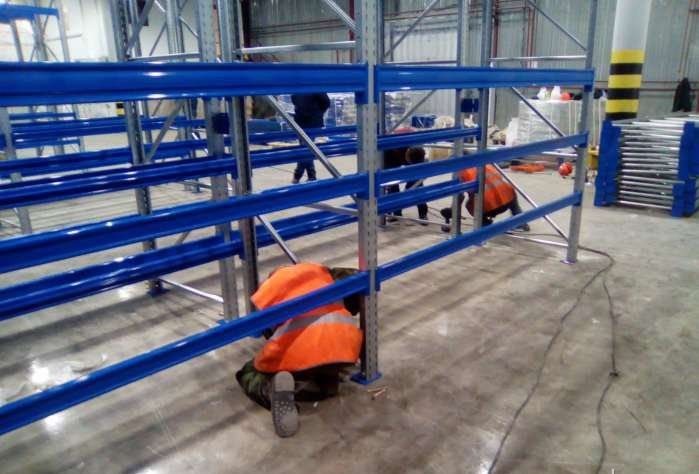 монтаж паллетных стеллажей на складе.jpg