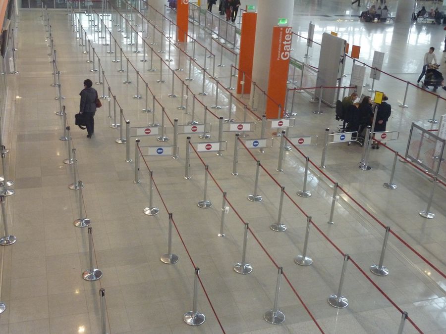 столбики ограждений для распределение потоков клиентов.jpg