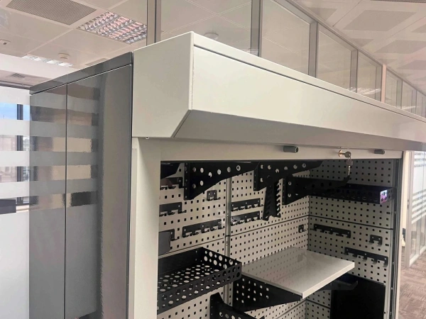 Шкаф роллетный, трехсекционный 1700х4650х600