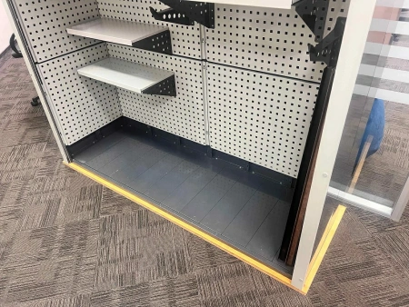 Шкаф роллетный, трехсекционный 1700х4650х600 от компании Абсолют