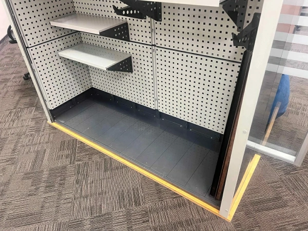 Шкаф роллетный, трехсекционный 1700х4650х600