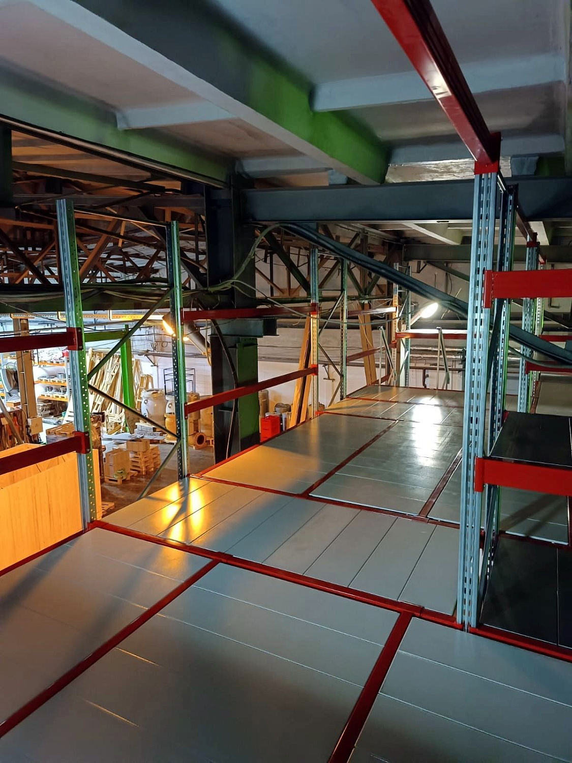 Мезонинный стеллаж на рамах